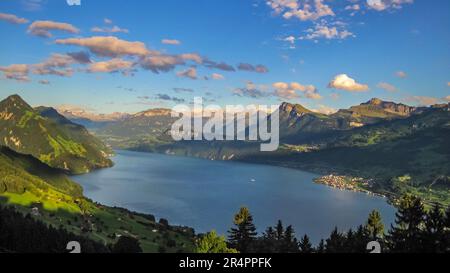 Vista panoramica e bella montagna con nuvole che si affaccia sul lago Luzerne (localmente noto come Vierwaldst ttersee). Foto Stock