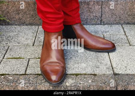 Donna in Chelsea stivali sulle scale. Idea di stile Foto Stock