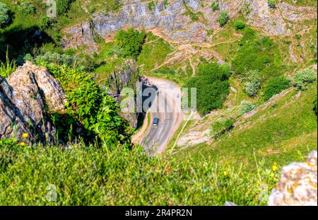 Vista dalla cima della gola di Cheddar alla strada sotto l'attrazione turistica britannica Somerset England Foto Stock