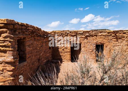 Vista dall'esterno; riproduzione dell'antica casa di pietra e fango di Puebloan; Museo del parco statale di Anasazi; Boulder; Utah: USA Foto Stock