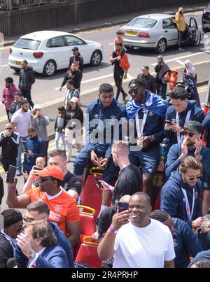 Migliaia di tifosi di calcio hanno affollato le strade di Luton mentre hanno celebrato la straordinaria promozione della loro squadra alla Premier League. Foto Stock