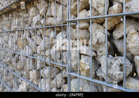 Parete a rete Gabion. Gabbie esagonali in acciaio formate con lo scopo di riempire con roccia e pietra. Foto Stock