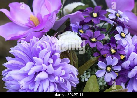 Belle decorazioni viola matrimonio con fiori artificiali. Decorazioni per feste Foto Stock