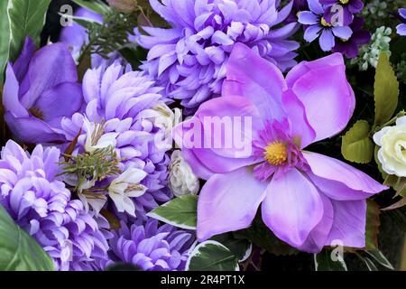 Belle decorazioni viola matrimonio con fiori artificiali. Decorazioni per feste Foto Stock