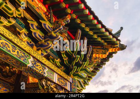 Dettaglio del tetto del Tempio Kwan Tai che si trova a Chinatown, Yokohama, Giappone Foto Stock