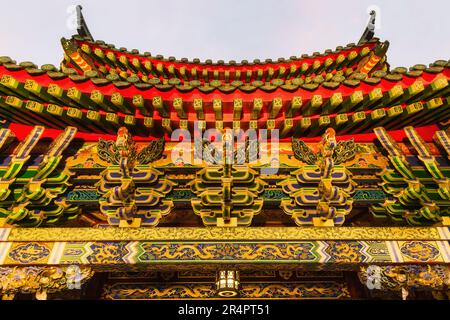 Dettaglio del tetto del Tempio Kwan Tai che si trova a Chinatown, Yokohama, Giappone Foto Stock