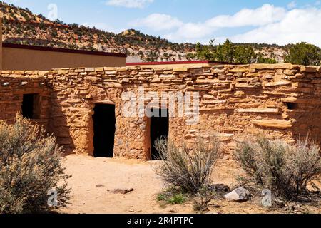 Vista dall'esterno; riproduzione dell'antica casa di pietra e fango di Puebloan; Museo del parco statale di Anasazi; Boulder; Utah: USA Foto Stock
