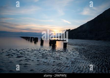 West Shore Beach, Llandudno, Galles del Nord - tramonto serale in questa gemma nascosta Foto Stock