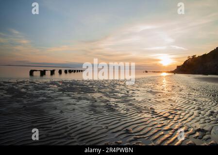West Shore Beach, Llandudno, Galles del Nord - tramonto serale in questa gemma nascosta Foto Stock