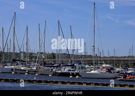 Barche ormeggiate presso il Cardiff Yacht Club, la riserva naturale di Cardiff Bay Wetland. Maggio 2023. Estate Foto Stock