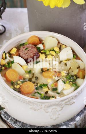 La zuppa di segale acida all'interno del pane. Tavolo per la colazione di Pasqua. Periodo festivo Foto Stock