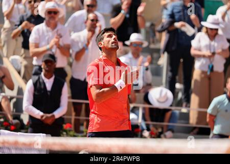 Parigi, Francia. 29th maggio, 2023. Il serbo Novak Djokovic celebra la sua vittoria contro Aleksandar Kovacevic degli Stati Uniti durante la partita di primo turno al French Tennis Open di Roland Garros a Parigi, in Francia, lunedì 29 maggio 2023. Djokovic ha vinto 6-3, 6-2, 7-6. Foto di Maya Vidon-White/UPI Credit: UPI/Alamy Live News Foto Stock