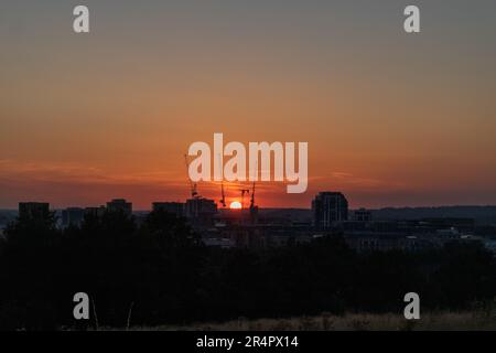 Bellissimo tramonto dalla cima della collina con vista del cielo e della città. Londra, Hendon, Sunny Hill. Foto Stock