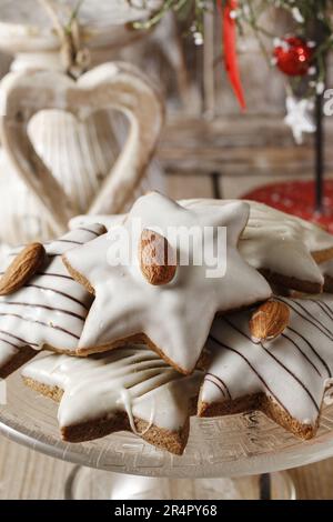 Biscotti di pan di zenzero a forma di stella decorati con mandorle. Dessert festivo Foto Stock