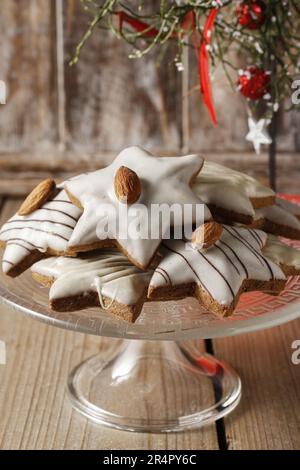 Biscotti di pan di zenzero a forma di stella decorati con mandorle. Dessert festivo Foto Stock