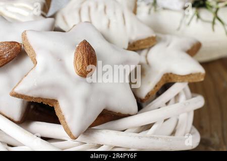 Biscotti di pan di zenzero a forma di stella decorati con mandorle. Dessert festivo Foto Stock