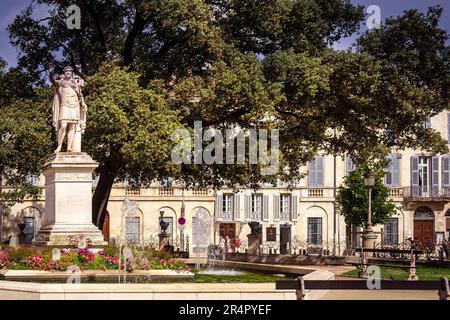 NIMES, FRANCIA - 16 LUGLIO 2018: Statua in piazza Antonin in estate, Gard, nel sud della Francia Foto Stock