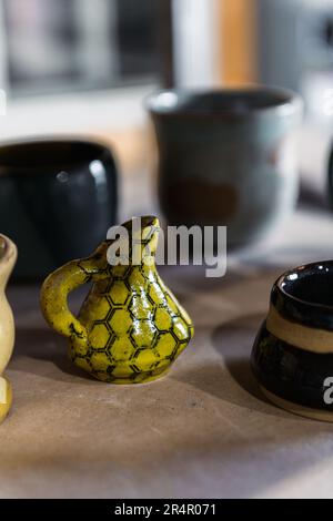 Caraffa di vaso con manico a nido d'ape giallo lavorato a mano Foto Stock