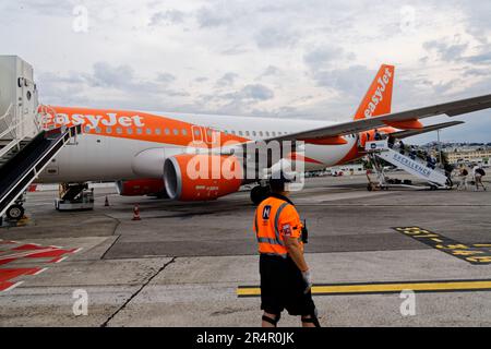 Nizza, Francia. 28th maggio, 2023. I passeggeri saliscono a bordo di un EasyJet Airbus A320-214 il 28 maggio 2023 all'aeroporto di Nizza, in Francia. Foto Stock