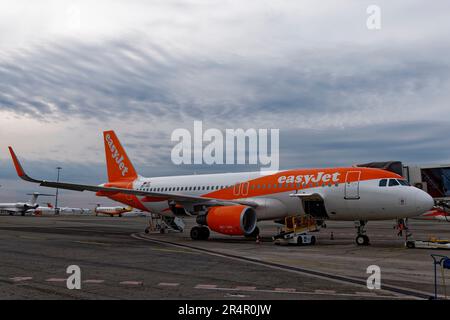 Nizza, Francia. 28th maggio, 2023. EasyJet Airbus A320-214 sul asfalto il 28 maggio 2023 all'aeroporto di Nizza, Francia. Foto Stock