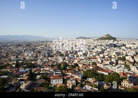 Atene, Grecia, vista dall'Acropoli, che mostra il monte Lycabettus. Foto Stock