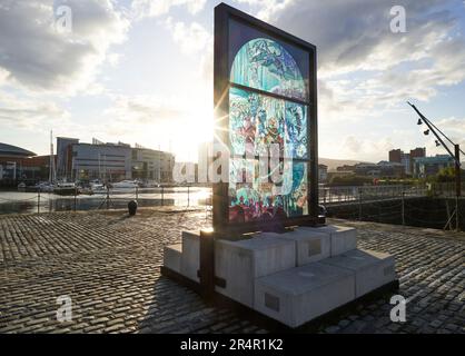 Un'installazione di vetrate colorate "Glass of Thrones" al Titanic Quarter di Belfast, che celebra le riprese di "Game of Thrones" Foto Stock