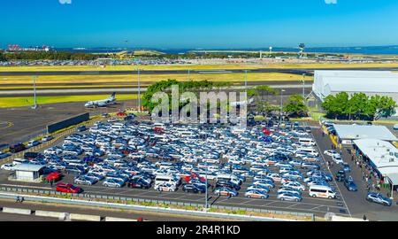 La stazione dei taxi presso il Terminal Nazionale di Sydney (Kingsford Smith) Aeroporto a Sydney, Australia, affollata con più di 200 taxi in attesa. Foto Stock