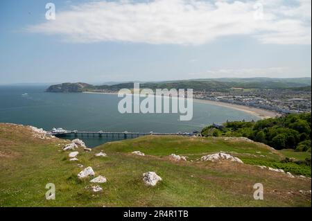 Spiaggia e città di Llandudno - Vista dal Great Orme, Conwy County, Galles del Nord Foto Stock
