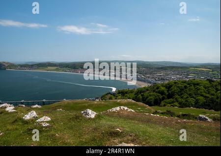 Spiaggia e città di Llandudno - Vista dal Great Orme, Conwy County, Galles del Nord Foto Stock
