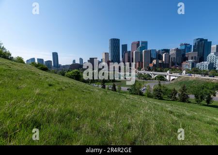 Pano si affaccia sul Centre St Bridge di Calgary, Alberta, in una giornata di cielo blu con vista sullo skyline della città, sulla torre, sui grattacieli in un paesaggio panoramico. Foto Stock