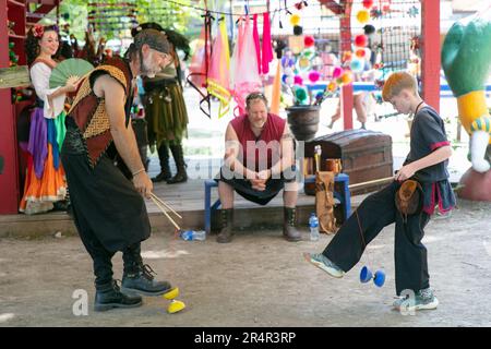 Waxahachie, Stati Uniti. 29th maggio, 2023. La gente gioca yo-yos al Scarborough Renaissance Festival di Waxahachie, alla periferia di Dallas, Texas, Stati Uniti, il 29 maggio 2023. Credit: Dan Tian/Xinhua/Alamy Live News Foto Stock