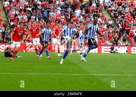 Wembley Stadium, Londra, Inghilterra - 29th maggio 2023 Josh Windass (11) di Sheffield Mercoledì libera la palla - durante il gioco Barnsley contro Sheffield Mercoledì, Sky Bet League One Play Off Final, 2022/23, Wembley Stadium, Londra, Inghilterra - 29th maggio 2023 Credit: Arthur Haigh/WhiteRosePhotos/Alamy Live News Foto Stock