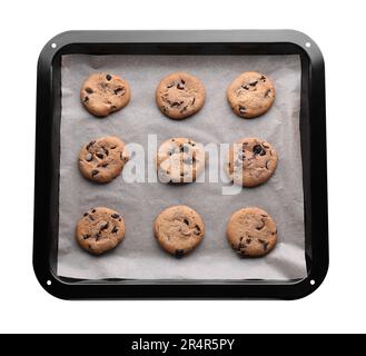 Teglia da forno con carta pergamena e gustosi biscotti isolati su bianco, vista dall'alto Foto Stock