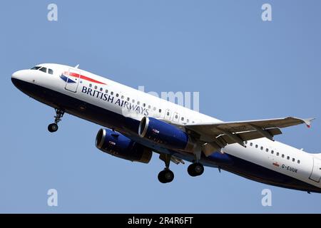 BRITISH AIRWAYS VOLI DIRETTI DALLA SICILIA AL REGNO UNITO nella foto un Airbus A320-232 della compagnia aerea britannica British Airways Foto Stock