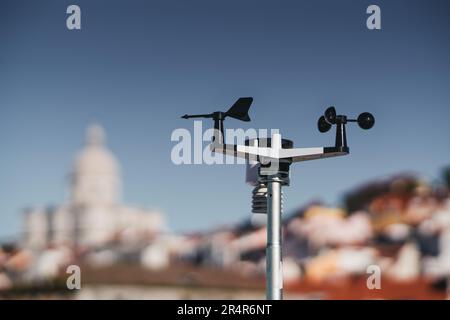 Stazione meteorologica wireless estetica: Messa a fuoco selettiva su un elegante design metallico con macchie bianche e nere. Fornisce informazioni meteorologiche accurate Foto Stock