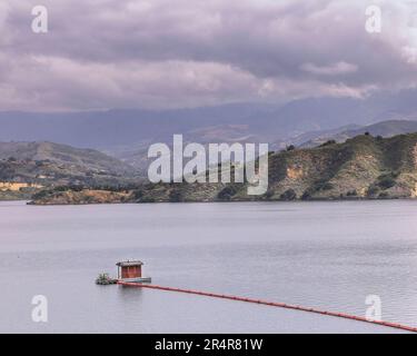 Santa Barbara County, CA, USA – 25 maggio 2023: Bagno galleggiante sul lago Cachuma. Foto Stock