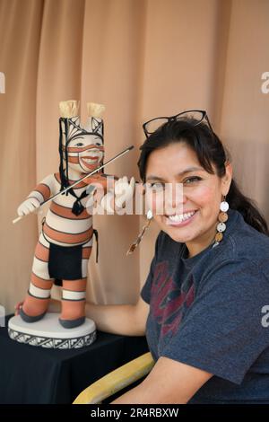 Artista Kathleen Wall con una delle sue figurine al mercato indiano di Santa Fe Foto Stock