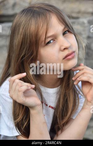 Ragazza adolescente innocente con bella bionda acconciatura raffigurata in Headshot Ritratto Foto Stock