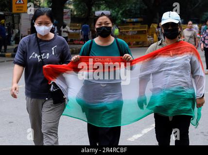 Le donne che appartengono alla 'tribù Kuki' Manipur marciano per strada mentre detengono una bandiera indiana durante la protesta contro l'uccisione di tribali in violenza ha colpito lo stato nord-orientale di Manipur, Nuova Delhi. Uno scontro etnico tra il popolo Meitei non tribale e il popolo Kuki tribale è scoppiato il 3 2023 maggio, il primo ministro Biren Singh di Manipur ha affermato che finora quasi 40 terroristi, che colpiscono i civili, sono stati uccisi dalle forze di sicurezza. La violenza ha ucciso più di 60 persone, e ha ferito almeno altre 231, e 1.700 case tra cui luoghi religiosi bruciati nella violenza. Oltre 40.000 REP Foto Stock