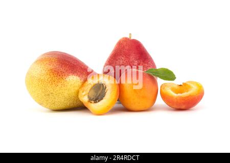 Albicocche intere e mature, pere multicolore isolate su fondo bianco. Multivitaminico e frutti ricchi e succosi Foto Stock