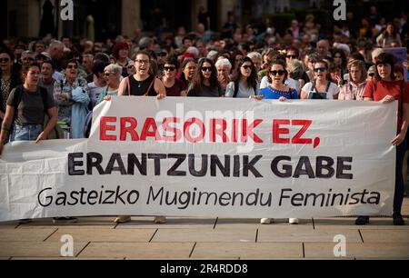 Vitoria, Spagna. 29th maggio, 2023. Le donne si riuniscono alla Plaza de la Virgen Blanca mentre tengono uno striscione durante la protesta. Maialen, una donna di 32 anni di Vitoria incinta di gemelli, è stata trovata morta con segni di violenza il pomeriggio di domenica 28 maggio in un residence hotel centrale nella capitale Alava. La donna è stata assassinata alla presenza della figlia di 3 anni, che gli agenti hanno trovato nella stanza di questo luogo quando hanno scoperto il corpo. Credit: SOPA Images Limited/Alamy Live News Foto Stock