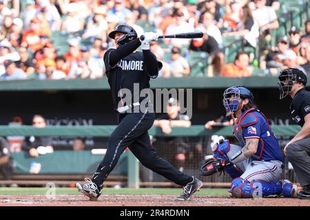 Adley Rutschman (35), il batterista designato dei Baltimore Orioles, entrato in contatto con il campo contro i Texas Rangers il 27 maggio 2023 all'Oriole Park di Camden Yards a Baltimora Maryland (Alyssa Howell/Image of Sport) Foto Stock