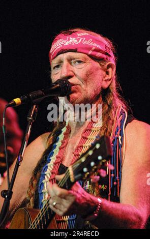 Willie Nelson, 68 anni, suona con la sua famosa chitarra Martin N-20 'Trigger' durante un concerto della Kentucky state Fair al Cardinal Stadium martedì 21 agosto 2001 a Louisville, Jefferson County, Kentucky, STATI UNITI. La cantante, cantautrice, strumentista, attore e attivista politico di talento fu un pioniere del movimento iconoclastico 'Outlaw Country', un sottogenaggio di musica country che si sviluppò alla fine degli anni '1960s come alternativa al più conservatore 'Nashville Sound' che dominava l'industria all'epoca. (Apex MediaWire Foto di Billy Suratt) Foto Stock