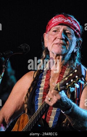 Willie Nelson, 68 anni, suona con la sua famosa chitarra Martin N-20 'Trigger' durante un concerto della Kentucky state Fair al Cardinal Stadium martedì 21 agosto 2001 a Louisville, Jefferson County, Kentucky, STATI UNITI. La cantante, cantautrice, strumentista, attore e attivista politico di talento fu un pioniere del movimento iconoclastico 'Outlaw Country', un sottogenaggio di musica country che si sviluppò alla fine degli anni '1960s come alternativa al più conservatore 'Nashville Sound' che dominava l'industria all'epoca. (Apex MediaWire Foto di Billy Suratt) Foto Stock