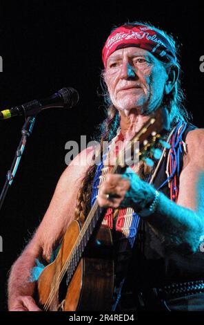 Willie Nelson, 68 anni, suona con la sua famosa chitarra Martin N-20 'Trigger' durante un concerto della Kentucky state Fair al Cardinal Stadium martedì 21 agosto 2001 a Louisville, Jefferson County, Kentucky, STATI UNITI. La cantante, cantautrice, strumentista, attore e attivista politico di talento fu un pioniere del movimento iconoclastico 'Outlaw Country', un sottogenaggio di musica country che si sviluppò alla fine degli anni '1960s come alternativa al più conservatore 'Nashville Sound' che dominava l'industria all'epoca. (Apex MediaWire Foto di Billy Suratt) Foto Stock