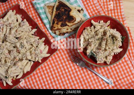 Pasta Carbonara con pane piatto italiano sul tavolo rustico a buffet Foto Stock