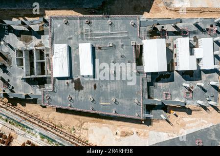 edificio monolitico in cemento del centro commerciale. lavori di costruzione arrestati. vista dall'alto dell'antenna. Foto Stock