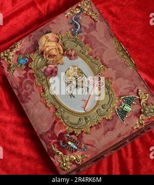 Antico libro di epoca vittoriana con pietre preziose colorate aggiunto. Libro spaventoso delle fate con Scorpion e Bat Foto Stock