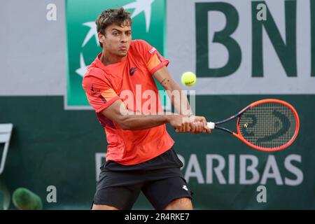 Flavio Cobolli d'Italia durante il giorno 2 del 2023 French Open, Roland-Garros 2023, secondo torneo di tennis Grand Slam dell'anno, il 29 maggio 2023 allo stade Roland-Garros di Parigi, Francia - Foto Jean Catuffe / DPPI Foto Stock