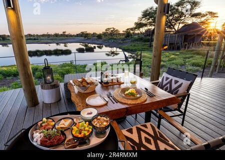 Colazione all'aperto presso Onguma Camp Kala - Onguma Game Reserve, Namibia, Africa Foto Stock